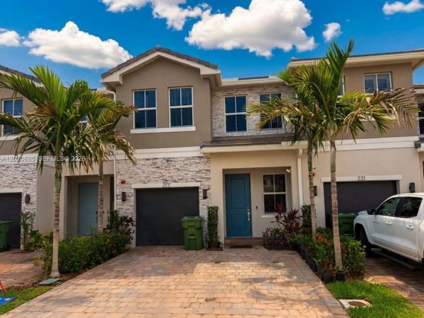 217 SW 170th Ave , Pembroke Pines, FL 33027