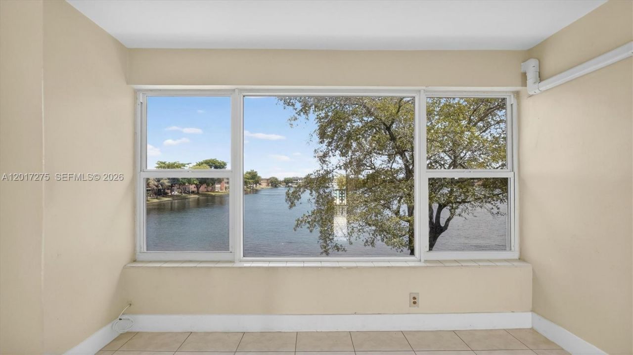 300 NE 191st St , Unit 219, Miami, FL 33179 Photo