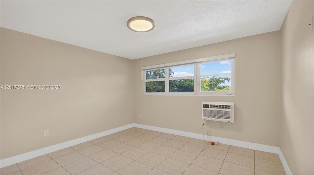300 NE 191st St , Unit 219, Miami, FL 33179 Photo
