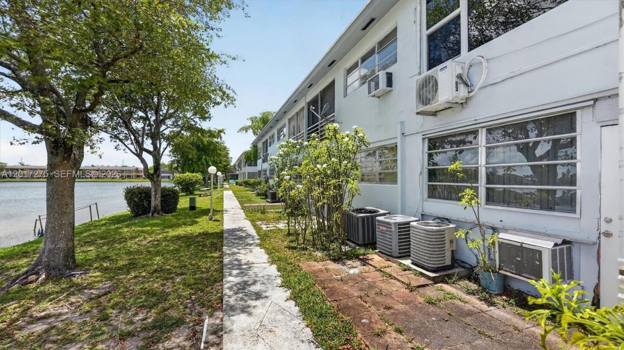 300 NE 191st St , Unit 219, Miami, FL 33179 Photo