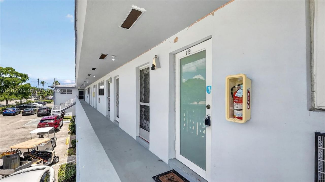 300 NE 191st St , Unit 219, Miami, FL 33179 Photo