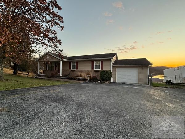 411 Lakeland Dr, Bluefield, WV 24701