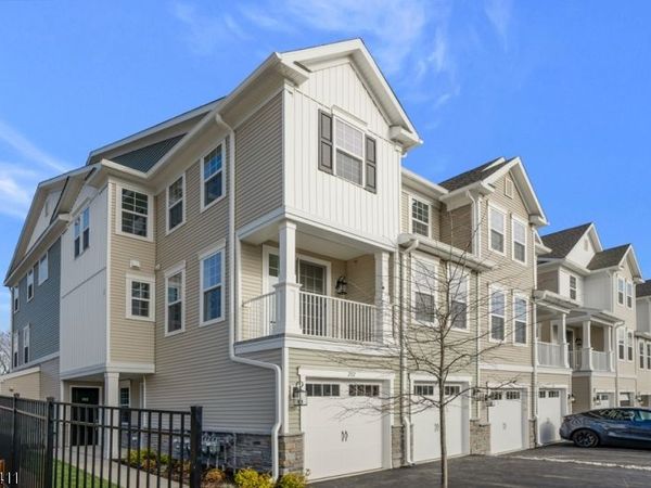 102 Honeysuckle Ln, Warren, NJ 07059
