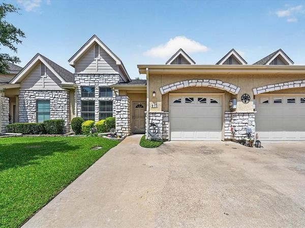 815 Earhart Avenue, Grand Prairie, TX 75051