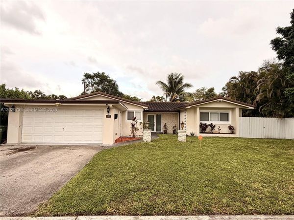 661 SW 67th Ave , Pembroke Pines, FL 33023