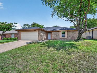 3200 S Meadow Drive, Fort Worth, TX 76133
