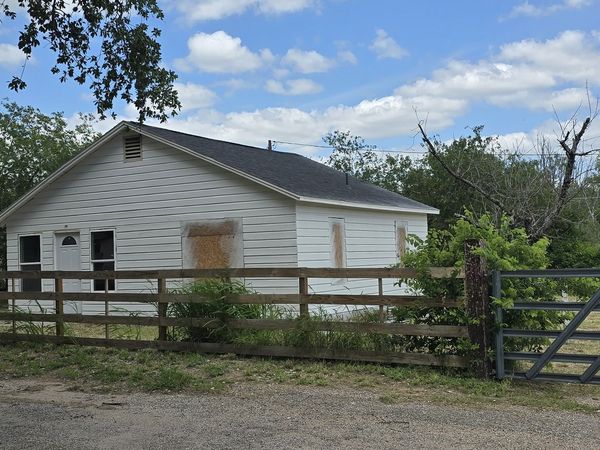 706 DEVINE DR, Devine, TX 78016
