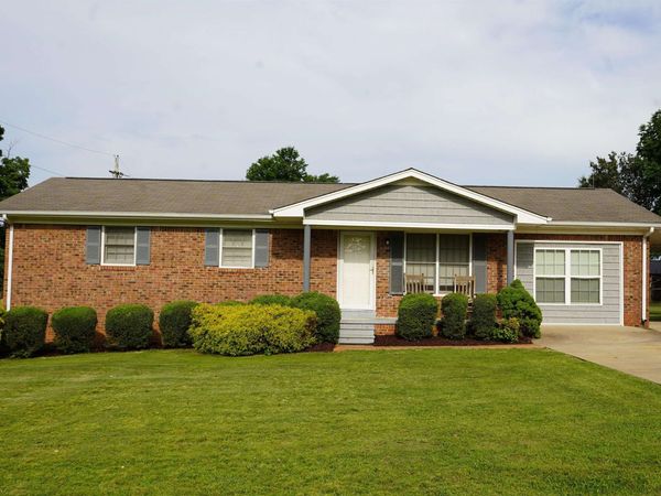 1303 Barnes St, Tuscumbia, AL 35674