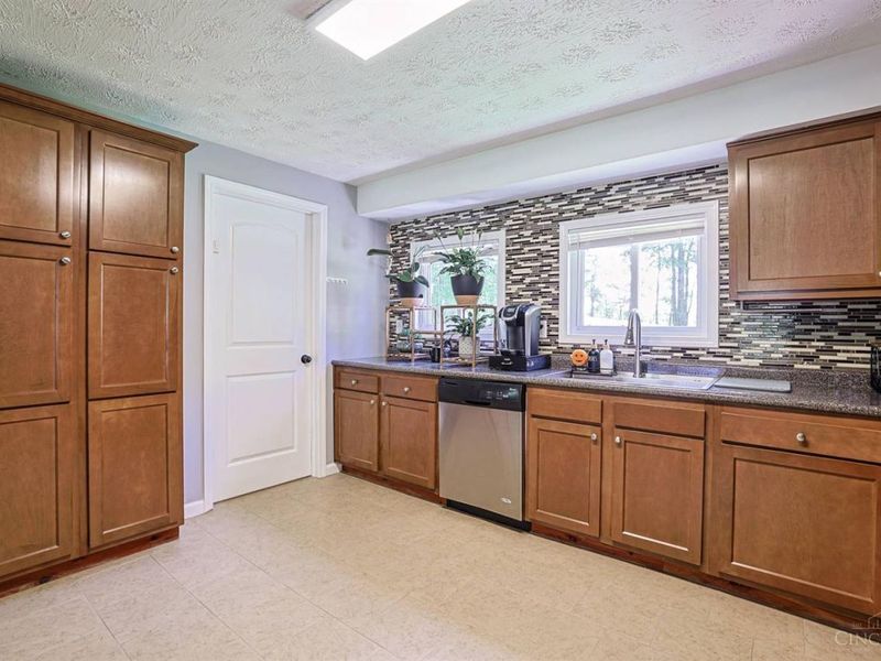 2296 Wilshire Circle, Stonelick Twp, OH 45122 Photo 6