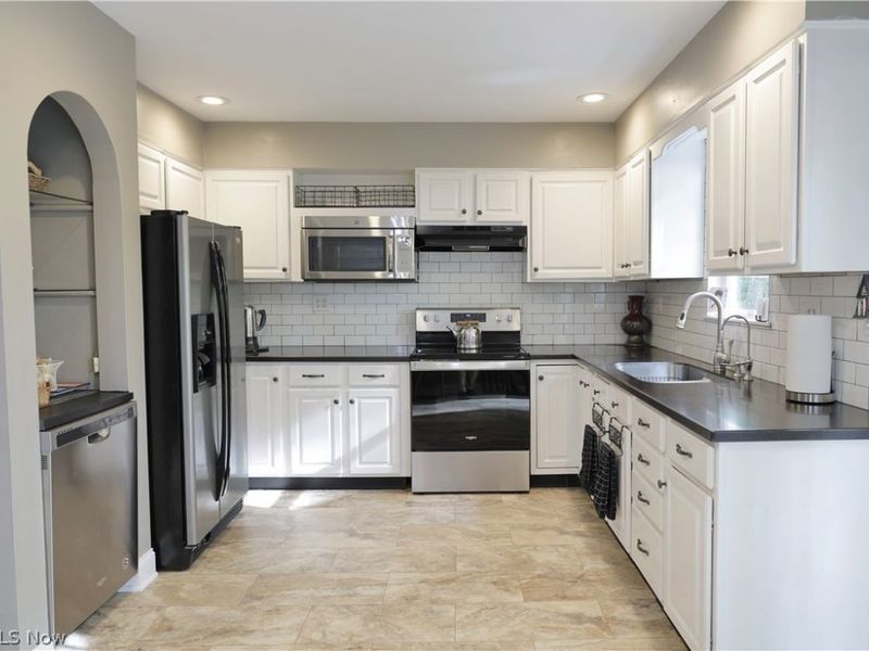 677 Floral Valley E, Howard, OH 43028 Photo 22