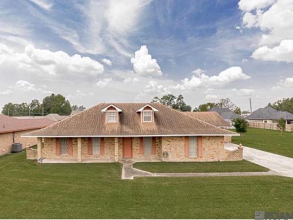 2027 S Edwards, Gonzales, LA 70727