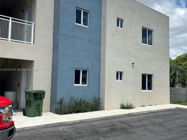 811 E 52nd St, Unit 102, Hialeah, FL 33013