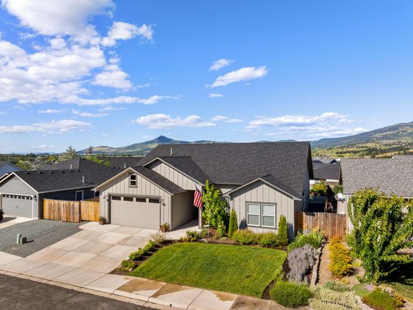 1004 Arana Drive, Phoenix, OR 97535