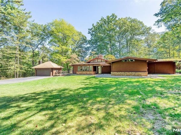 5 Carnot Avenue, WOODCLIFF LAKE, NJ 07677