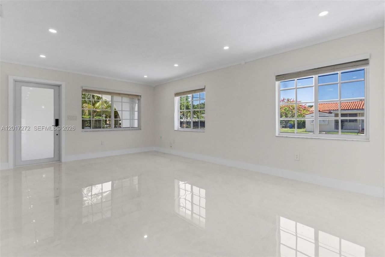1900 SW 24th St, Miami, FL 33145 Photo
