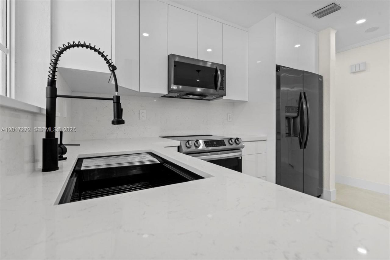 1900 SW 24th St, Miami, FL 33145 Photo