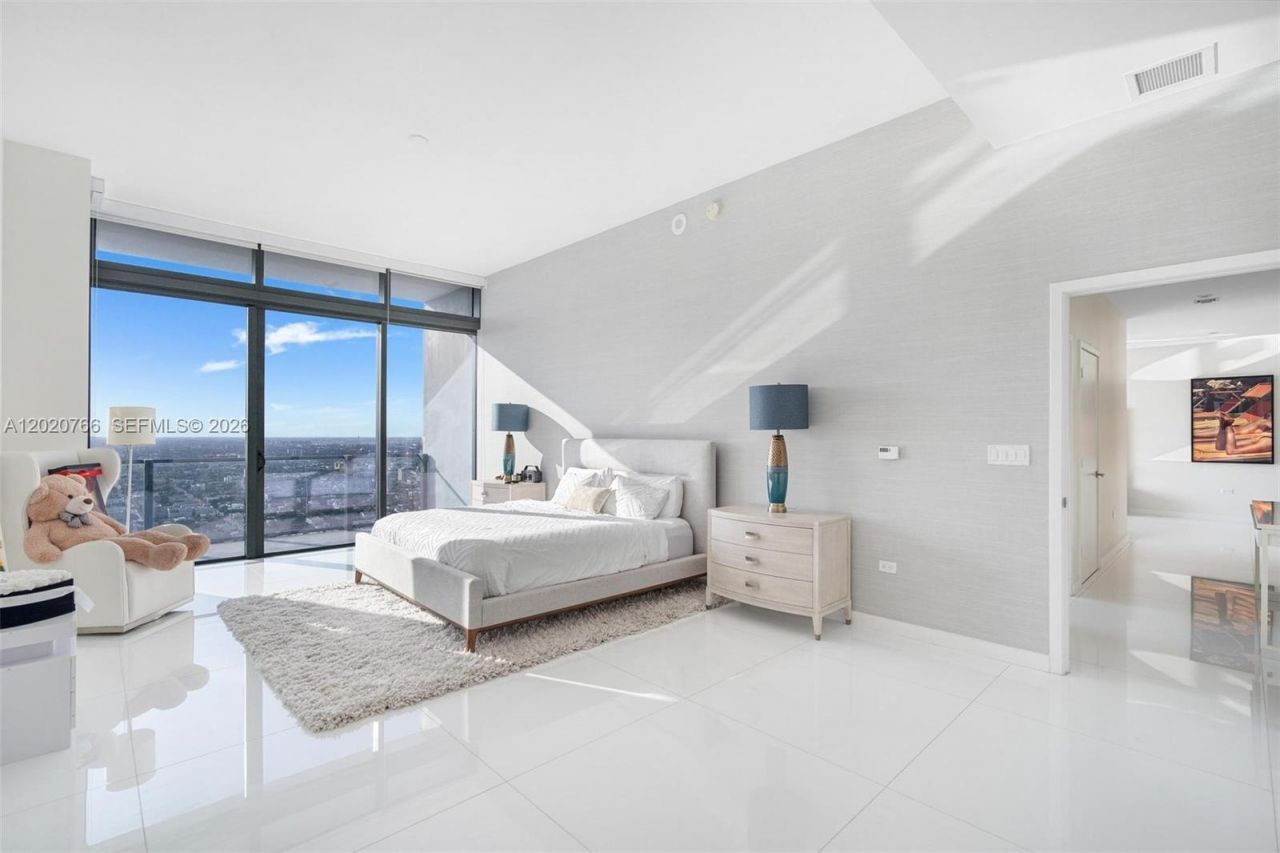 88 SW 7th St , Unit 4203, Miami, FL 33130 Photo