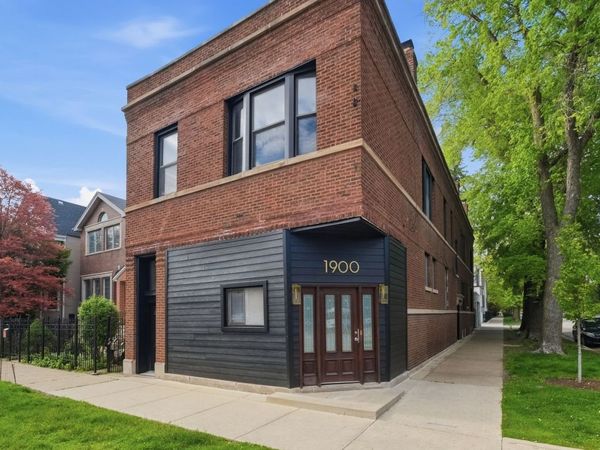 1900 W Oakdale Avenue , Chicago, IL 60657
