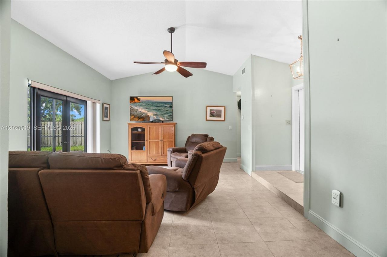 1070 Cedar Creek Way, Davie, FL 33325 Photo