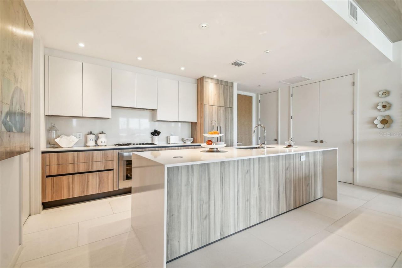 1020 Sunset Point Road, Unit 111, Clearwater, FL 33755 Photo