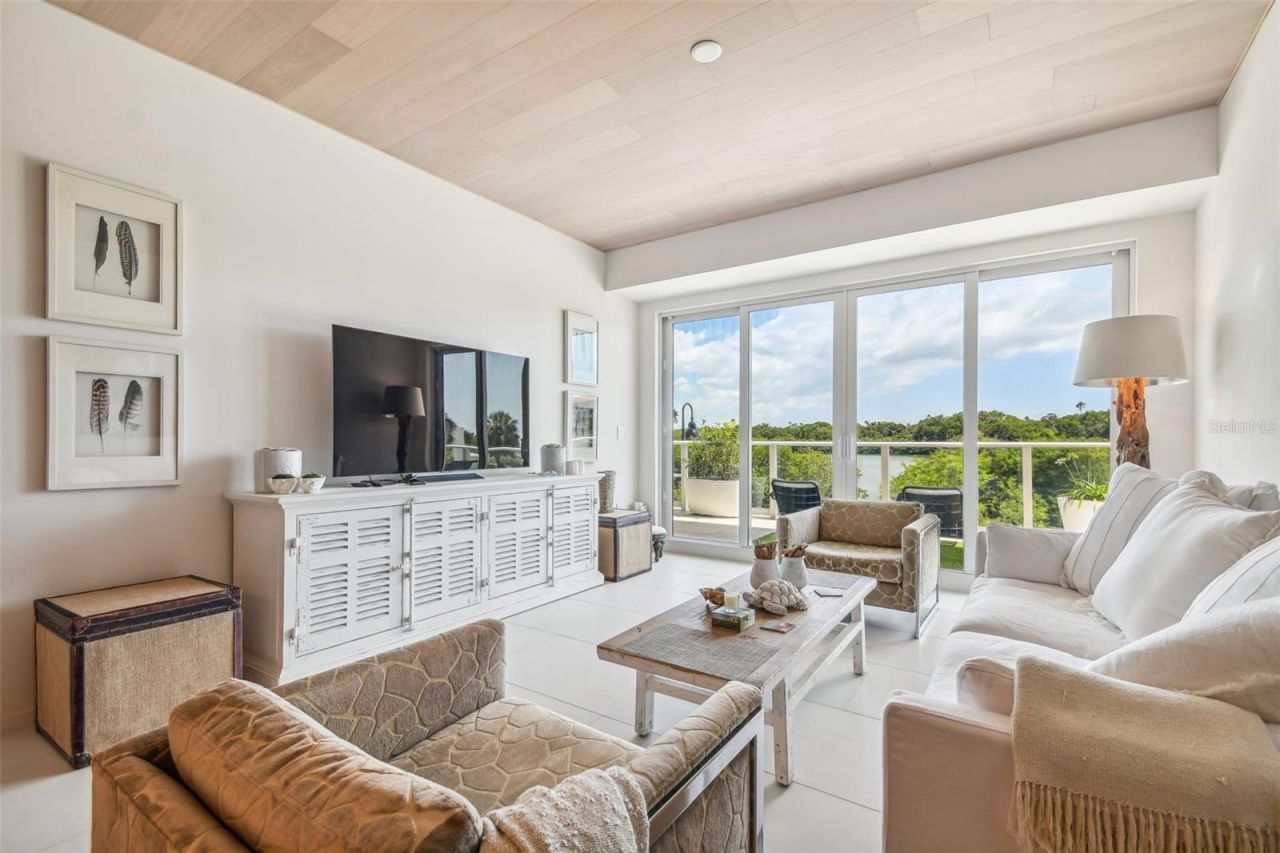 1020 Sunset Point Road, Unit 111, Clearwater, FL 33755 Photo
