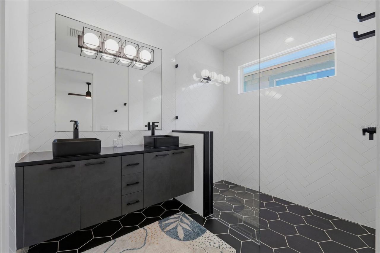 5160 Dartmouth Avenue N, Saint Petersburg, FL 33710 Photo