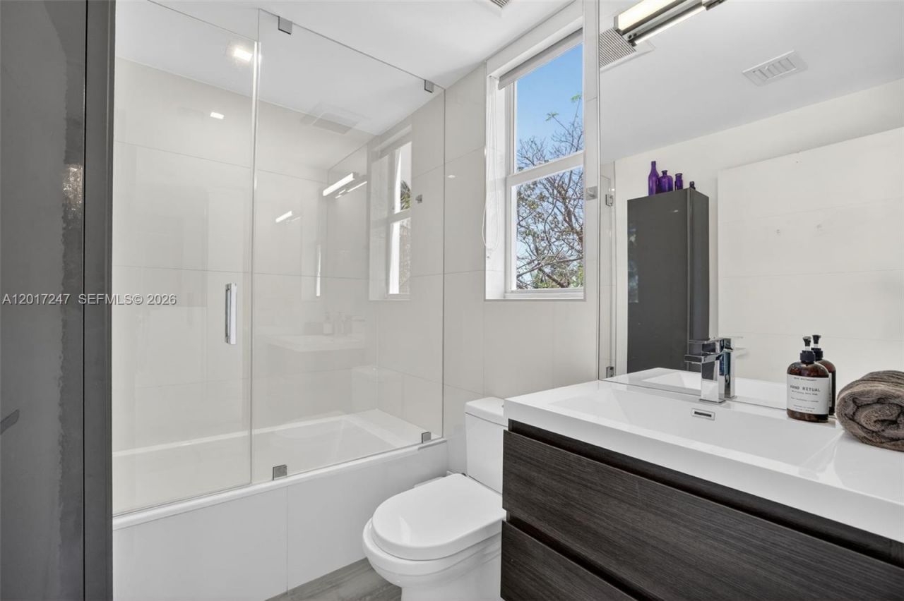 700 NE 14th Ave, Unit 311, Fort Lauderdale, FL 33304 Photo