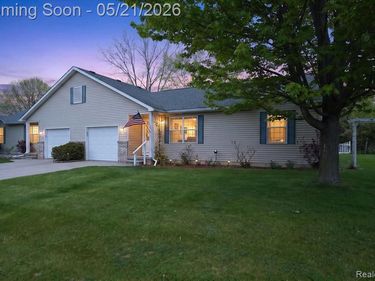 1607 Cedarwood Drive, Flushing, MI 48433