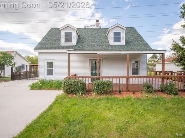 420 Wellsboro Street, Walled Lake, MI 48390