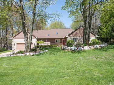 6093 Rosewood Parkway, White Lake Twp, MI 48383