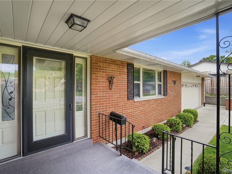 742 Greenview Drive, Tipp City, OH 45371 Photo 2