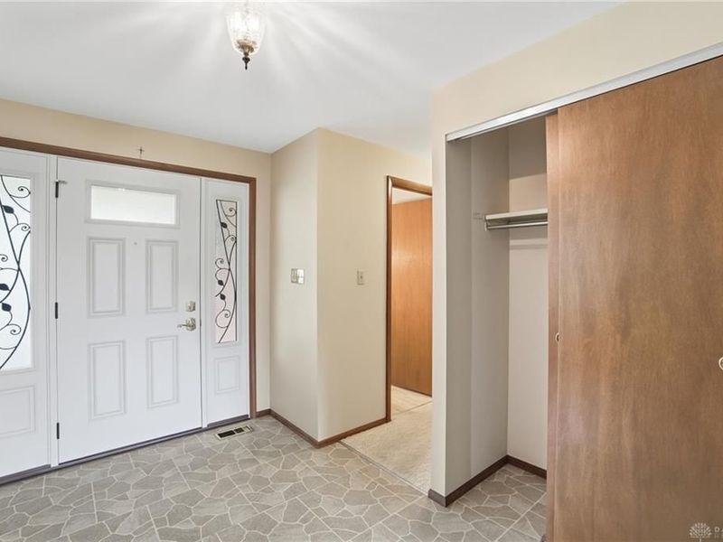742 Greenview Drive, Tipp City, OH 45371 Photo 4