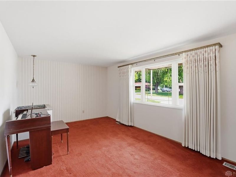 742 Greenview Drive, Tipp City, OH 45371 Photo 7