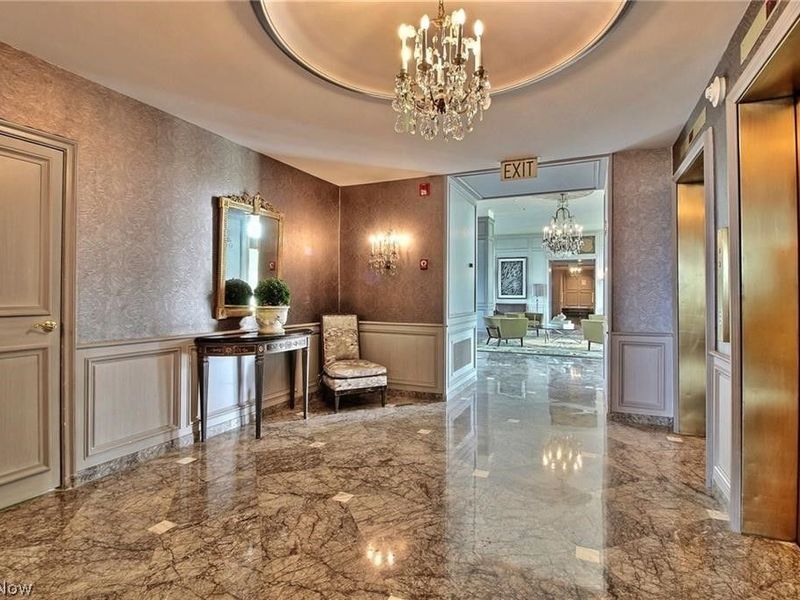 2 Bratenahl Place, Unit 2D, Bratenahl, OH 44108 Photo 4
