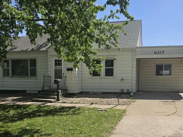 607 Central Ave NE, Orange City, IA 51041