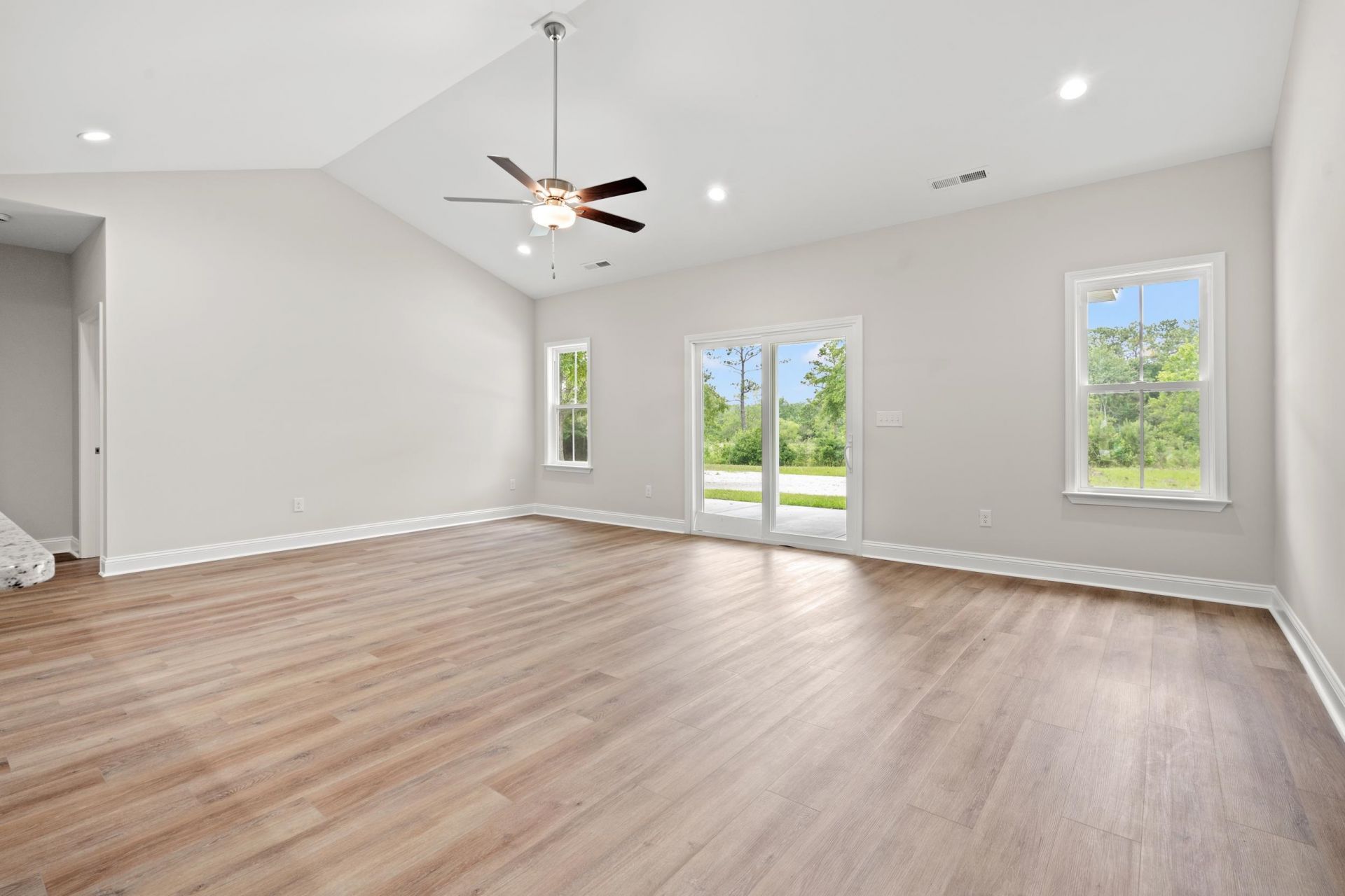 1417 Loop Circle  Photo 4