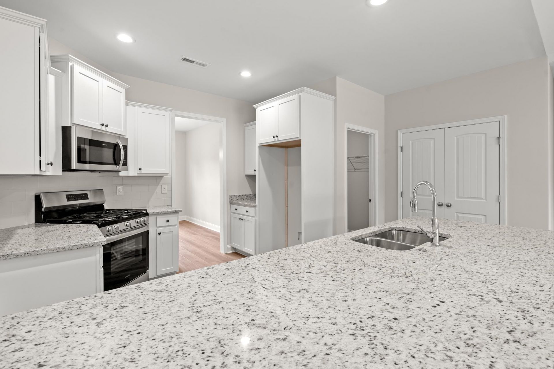 1417 Loop Circle  Photo 6