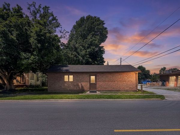 301 N Main Street, Flora, IL 62839
