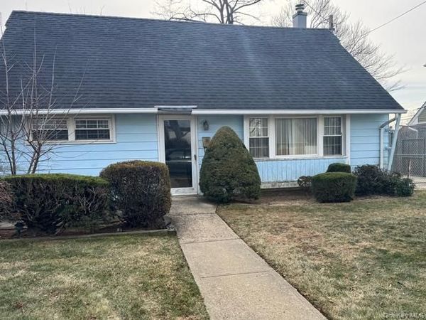 27 Park Lane , Bethpage, NY 11714