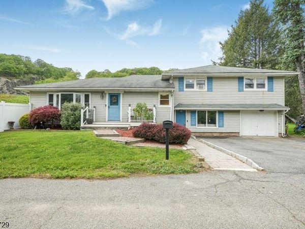 22 Federal Hill Rd, Pompton Lakes, NJ 07442