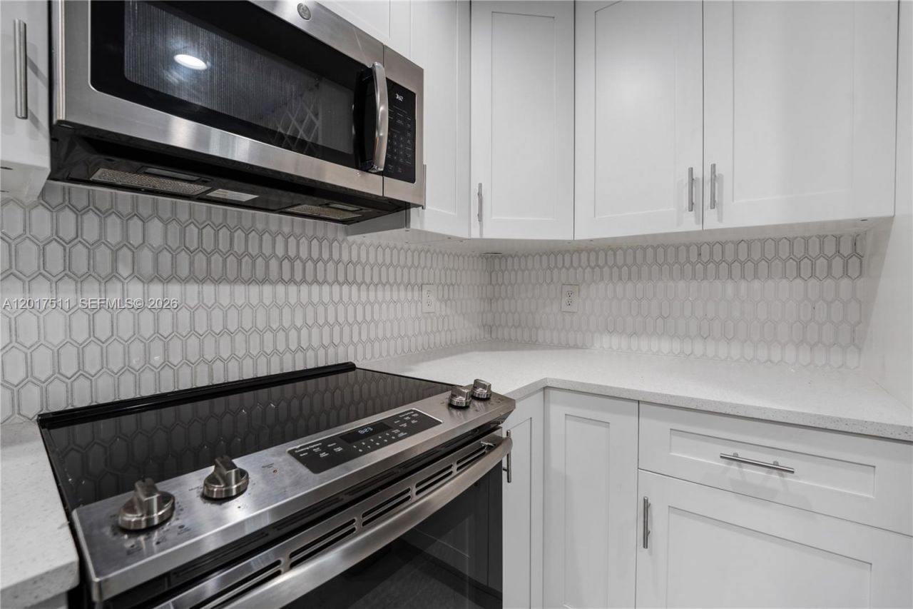 7100 NW 17th St , Unit 305, Plantation, FL 33313 Photo