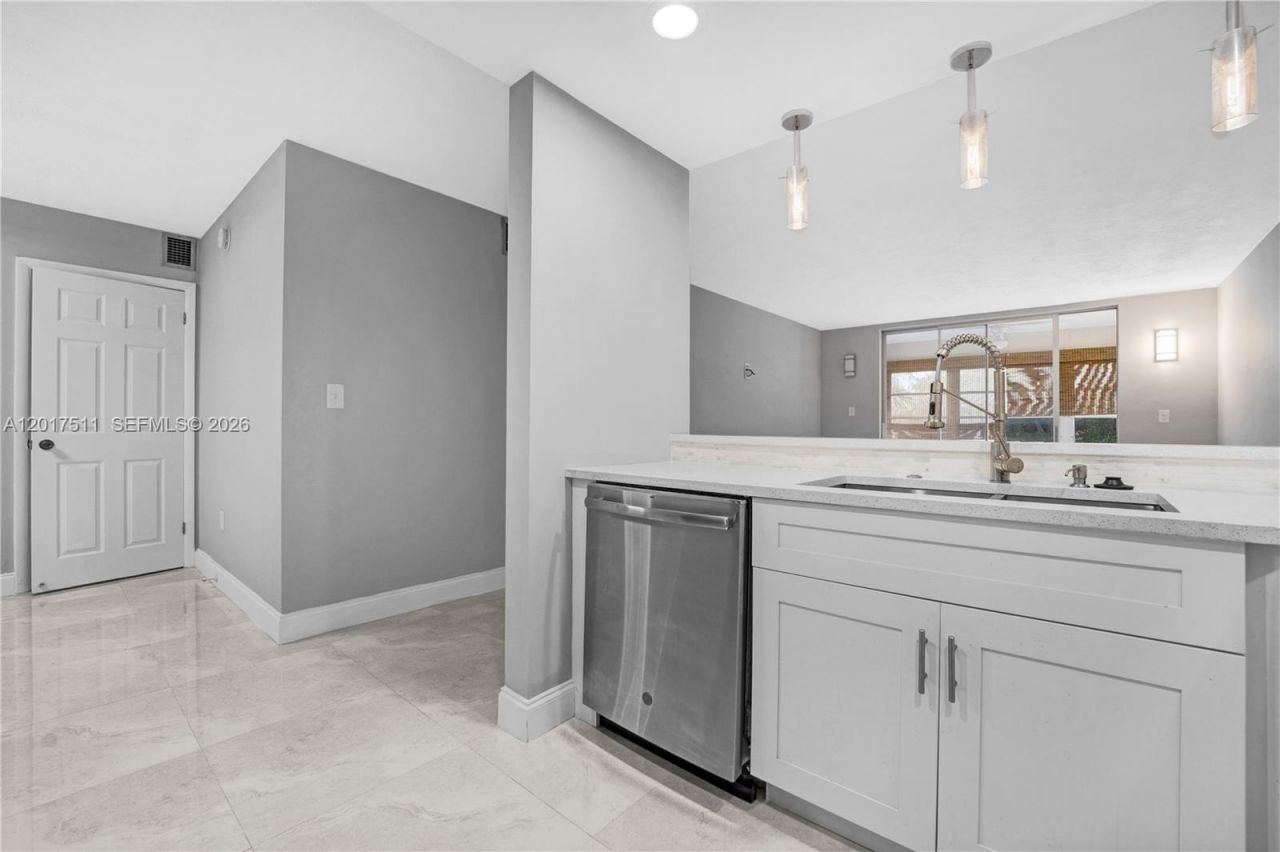 7100 NW 17th St , Unit 305, Plantation, FL 33313 Photo