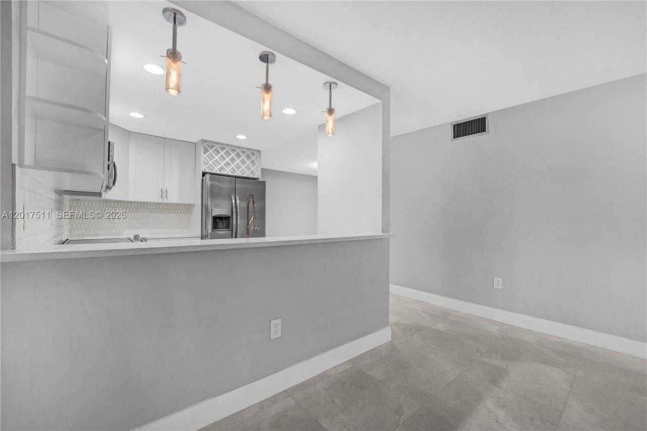 7100 NW 17th St , Unit 305, Plantation, FL 33313 Photo