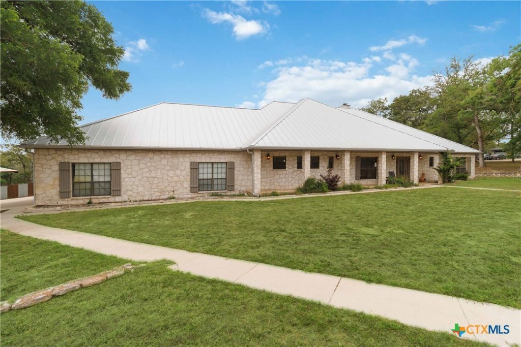 233 Twin Oaks Drive, La Vernia, TX 78121 Main Photo