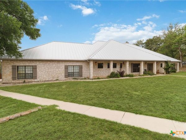 233 Twin Oaks Drive, La Vernia, TX 78121