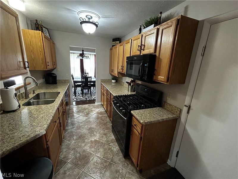 9605 E Idlewood Drive, Twinsburg, OH 44087 Photo 5