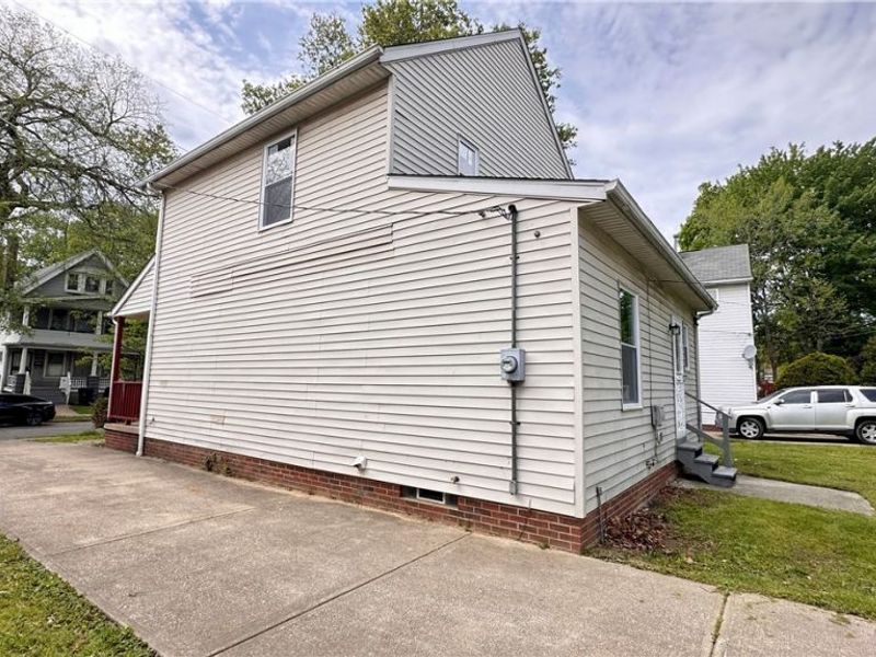 571 E 115th Street, Cleveland, OH 44108 Photo 2