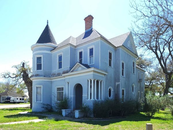 311 E BROADWAY ST, Cuero, TX 77954