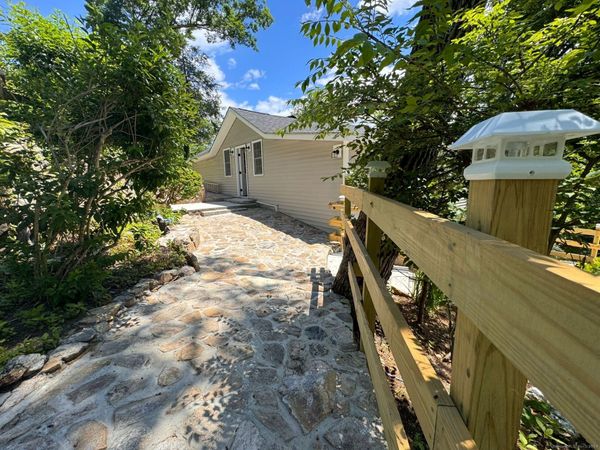 22 Hemlock , Newtown, CT 06482