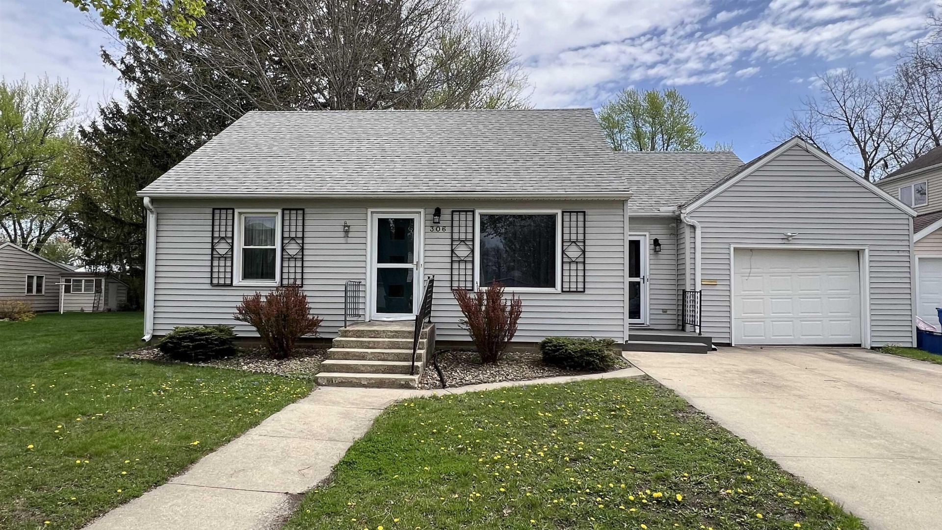 306 S Locust Avenue, New Hampton, IA 50659 Main Photo